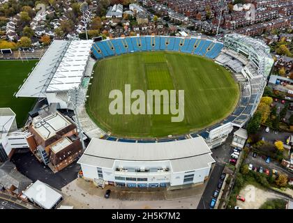 Una vista generale del terreno dall'alto dopo che la segnaletica di sponsorizzazione è stata rimossa da Headingley, casa dello Yorkshire County Cricket Club. Yorkshire CCC hanno perso diversi sponsor per la loro gestione delle affermazioni razziste di Azeem Rafiq. Data foto: Mercoledì 10 novembre 2021. Foto Stock