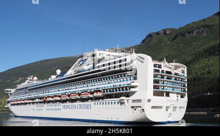 FLAM, NORVEGIA il 2019 LUGLIO: Nave Sapphire Princess Crociere scenico nella regione di Sogn og Fjordane con cielo blu chiaro in caldo giorno d'estate. Foto Stock