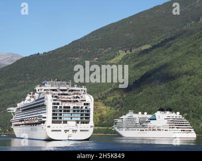 FLAM, NORVEGIA il 2019 LUGLIO: Due crociere di linea giganti nella regione di Sogn og Fjordane con cielo blu chiaro nella calda giornata estiva di sole. Foto Stock