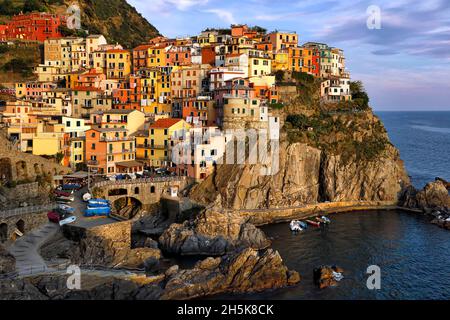 Villaggio balneare di Manarola, una delle cinque Terre con le sue case colorate sulle scogliere sul mare della Riviera Italiana Foto Stock