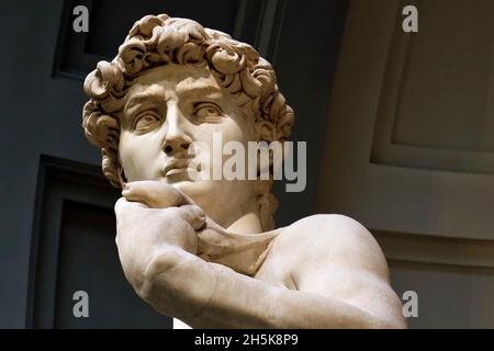 Primo piano del volto della famosa statua del David di Michelangelo nella Galleria dell'Accademia di Firenze; Firenze, Toscana Italia Foto Stock