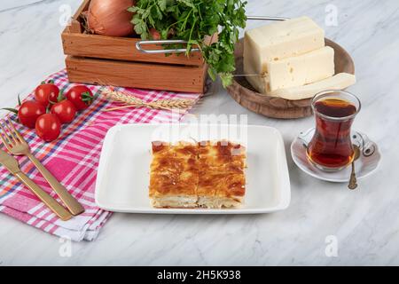 Turco su Borek o Burek. Pasticceria turca. Prelibatezze della cucina tradizionale turca. Nome locale su böreği. Foto Stock