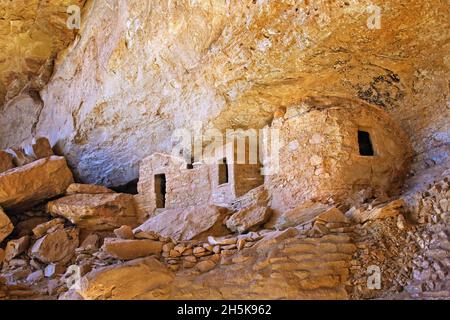 Antiche dimore di rupe di Pueblos, strutture in pietra scavate nelle scogliere di arenaria nel Parco Tribale di Ute vicino Cortez Foto Stock