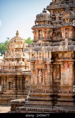 Strutture del tempio, alcova con divinità indù intagliato in pietra muro di Dravidian Chola era Airavatesvara Tempio; Darasuram, Tamil Nadu, India Foto Stock