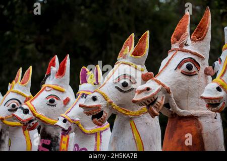 Primo piano delle statue dipinte di cavalli di terracotta al Tempio Sri Solai Andavar a Kothari, nella regione di Chetinadu, Tamil Nadu, India Foto Stock