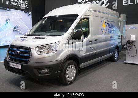 Barcellona, Spagna - 7 ottobre 2021: Ford e-Transit presentato all'Automobile Barcelona 2021 a Barcellona, Spagna. Foto Stock