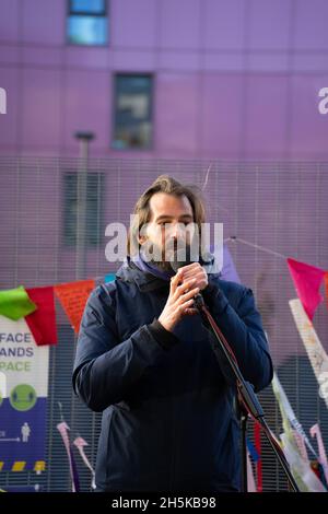 Glasgow, Scozia, Regno Unito. 10 novembre 2021. Glasgow,Scotland, 10/11/2021, speaker at cop26 Outside Fence Credit: Reiss McGuire/Alamy Live News Foto Stock