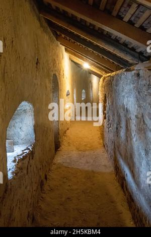 Le mura difensive interne della chiesa gotica fortificata sassone di San Nicola di Harman (Honigberg) in inverno, vicino a Brasov, Transilvania, Romania Foto Stock