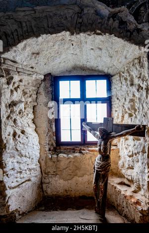 Cristo sulla croce in un'alcova della chiesa fortificata di Harman Saxon vicino a Brasov, Transilvania, Romania; Brasov, Transilvania, Romania Foto Stock