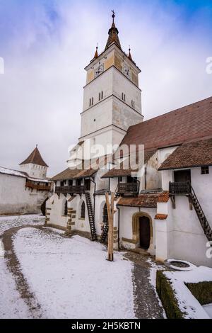 La chiesa gotica fortificata sassone di San Nicola di Harman (Honigberg) in inverno, nei pressi di Brasov, Transilvania, Romania; Brasov, Transilvania, Romania Foto Stock