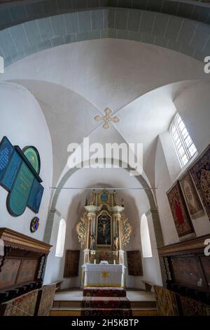 Interno della Chiesa di San Nicola di Harman (Honigberg) vicino a Brasov, Transilvania, Romania; Brasov, Transilvania, Romania Foto Stock