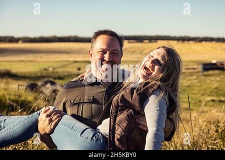 Ritratto di una coppia matura che si diverte nella loro fattoria; Alcomdale, Alberta, Canada Foto Stock