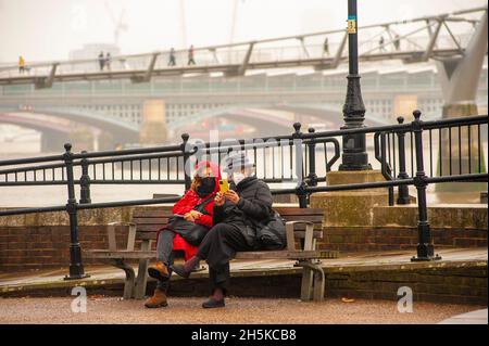 Londra, Regno Unito. 10 novembre 2021. Giorno di Misty sulla sponda Sud del Tamigi. Credit: JOHNNY ARMSTEAD/Alamy Live News Foto Stock