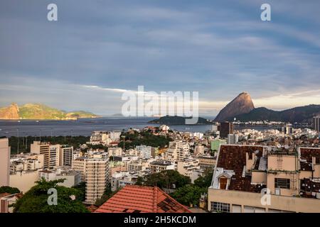 Città con Pan di zucchero o Pao de Acucar alla foce della Baia di Guanabara sull'Oceano Atlantico, da Parque das Ruinas, Santa Teresa, Rio de Jan... Foto Stock