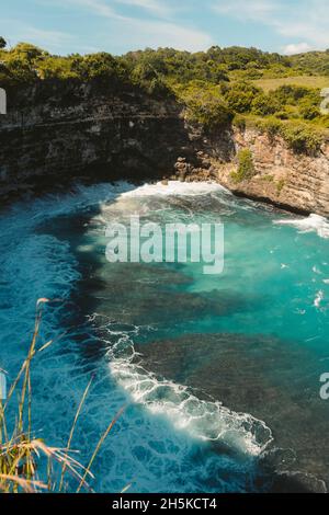 Angel's Billabong, una spettacolare formazione rocciosa con acque cristalline; Nusa Penida, Bali, Indonesia Foto Stock