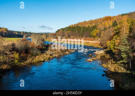 Il fiume Dee attraversa il Royal Deeside di Aberdeenshire, Scozia, in una giornata di sole in autunno Foto Stock