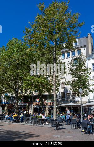 Europa, Lussemburgo, Lussemburgo, Città del Lussemburgo, Città alta, Place d'Armes con caffetterie e bar in Rue Genistre Foto Stock