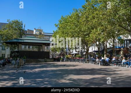 Europa, Lussemburgo, Lussemburgo, città di Lussemburgo, Ville Haute, Place d'Armes con il chiosco della città vecchia e cene all'aperto in Rue Genistre Foto Stock