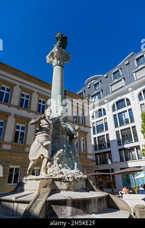 Europa, Lussemburgo, Lussemburgo, Città del Lussemburgo, Ville Haute, il Monumento a Dicks et Lentz in Piazza Jan Palach Foto Stock