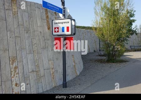 Frontiera francese svizzera sulla pista ciclabile sulla riva occidentale del Reno, St. Johann, Basilea, Svizzera e Saint Louis, Alto Reno, Grand Est, Francia Foto Stock