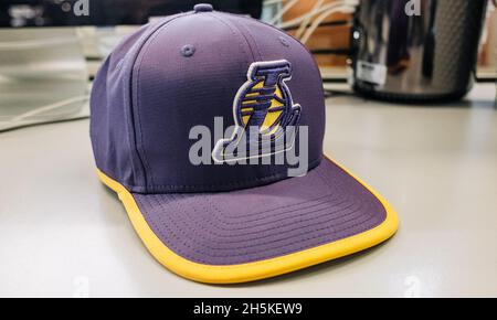 9 settembre 2021 Mosca, Russia. Berretto con logo della squadra di basket Los Angeles Lakers. Foto Stock