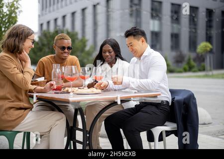 Il team d'affari pranza presso un bar all'aperto Foto Stock