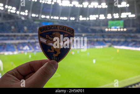 12 settembre 2021, Brescia, Italia. L'emblema del club calcistico Brescia Calcio sullo sfondo di uno stadio moderno. Foto Stock