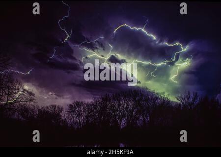 Fulmini che illuminano un cielo notturno modico; Nebraska, Stati Uniti d'America Foto Stock