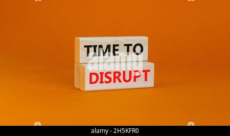 Tempo di interruzione del simbolo. Concetto parole tempo di interrompere su blocchi di legno su uno sfondo arancione bello. Business e il tempo di rivoluz. Concetto. Copia sp Foto Stock