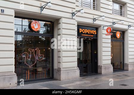 VALENCIA, SPAGNA - 10 NOVEMBRE 2021: Popeyes è una catena multinazionale americana di fast food di pollo fritto Foto Stock