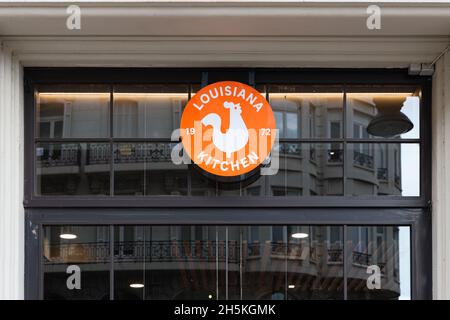 VALENCIA, SPAGNA - 10 NOVEMBRE 2021: Popeyes è una catena multinazionale americana di fast food di pollo fritto Foto Stock