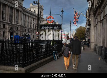 Un paio di passi vicino alla stazione della metropolitana Westminister, Whitehall di Londra. Foto Stock