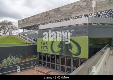 Los Angeles, CA, USA: 22 aprile 2021: L'ingresso al la Brea Tar Pits Museum, Los Angeles, California. Foto Stock
