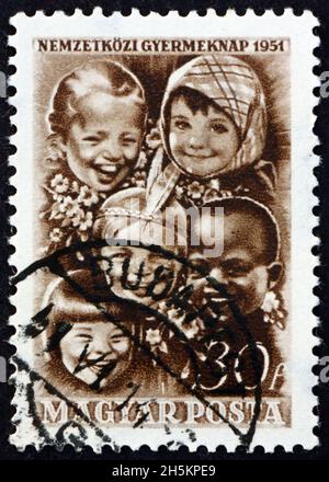 UNGHERIA - CIRCA 1951: Un francobollo stampato in Ungheria mostra Bambini di varie razze, Giornata Internazionale dei Bambini, circa 1951 Foto Stock