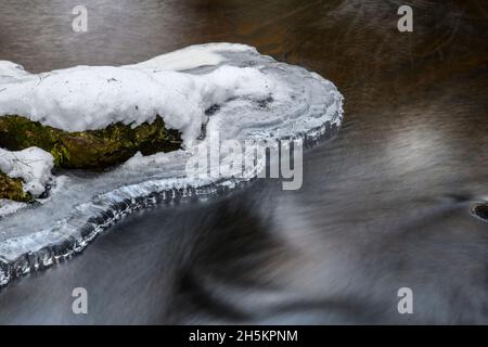 Formazioni di ghiaccio su Pott's Creek sopra Little High Falls, Bracebridge, Ontario, Canada Foto Stock