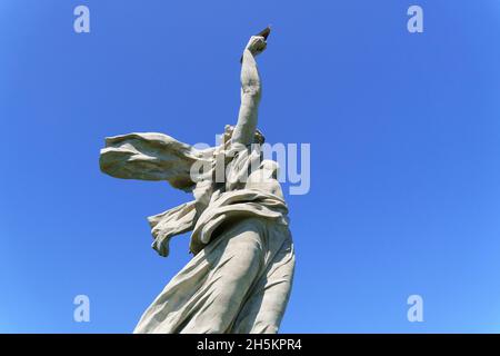 Volgograd, Russia-16 settembre 2021: La scultura Patria sulla cima del Mamayev Kurgan. Foto Stock