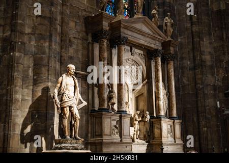 Statua di San Bartolomeo alle mura del Duomo. Italia, Milano Foto Stock