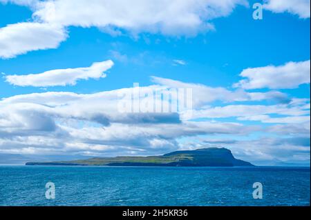 Vista dal traghetto isola Norrona quando si avvicina alle Isole Faroe; Isole Faroe, Danimarca Foto Stock