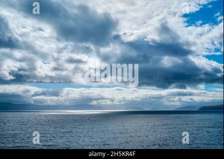 Vista dal traghetto Islanda Norrona quando si avvicina alle Isole Faroe su acque blu oceano e le nuvole nel cielo; Isole Faroe, Danimarca Foto Stock