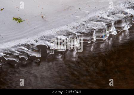 Formazioni di ghiaccio su Pott's Creek sotto Little High Falls, Bracebridge, Ontario, Canada Foto Stock