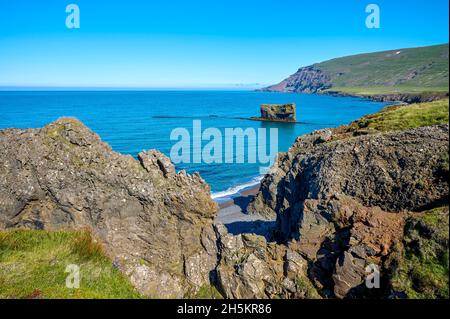 Litorale della regione settentrionale dell'Islanda in estate; Vopnafjordur, Austurland, Islanda Foto Stock