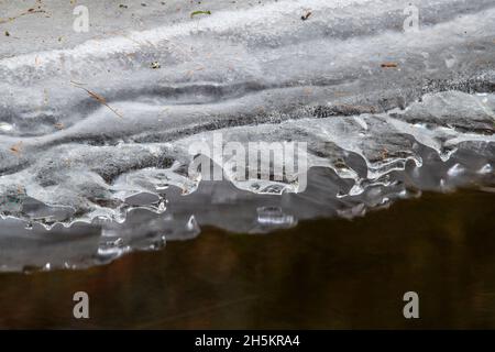 Formazioni di ghiaccio su Pott's Creek sotto Little High Falls, Bracebridge, Ontario, Canada Foto Stock