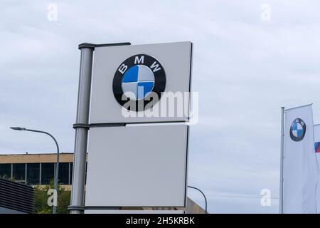 Volzhsky, Russia-25 settembre 2021: BMW logo centro, BMW è un veicolo di lusso tedesco, auto sportive. Messa a fuoco selettiva Foto Stock