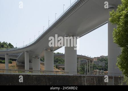 Genova di nuova costruzione Ponte San Giorgio sulla valle di Genova (nel 1 anni) dopo il crollo dell'ex ponte Morandi (Polcevera Viaduct) uccidendo 4... Foto Stock