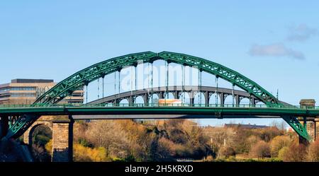 Green Wearmouth Bridge Over River Wear a Sunderland, Inghilterra; Sunderland, Tyne and Wear, Inghilterra Foto Stock