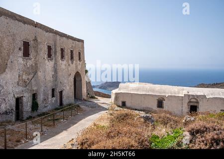 Isola di Kythira, Grecia. Castello veneziano o Palazzo Fortezza e rovine di antiche stonerie. Cielo blu e tranquilla vista sul mare dalla fortezza di Citera Foto Stock