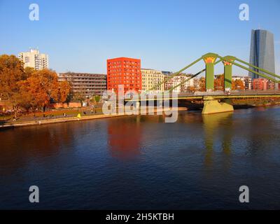 Vista dal Ponte Ignatz Bubis (Francoforte sul meno, Assia, Repubblica federale di Germania) Foto Stock