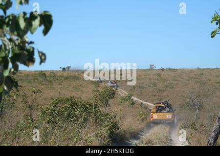 JALAPAO, BRASILE - Agosto 12, 2005: Auto che guidano su strada adirt nel Parco Nazionale di Jalapao, Tocantins, Brasile. Foto Stock