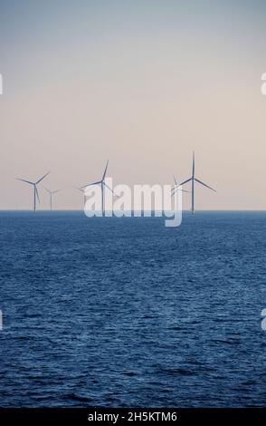 Turbine eoliche che fanno parte di una fattoria eolica offshore nel Mare del Nord al largo della costa sud-orientale dell'Inghilterra Foto Stock