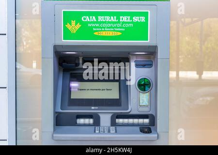 Huelva, Spagna - 10 novembre 2021: Bancomat della banca rurale Caja Foto Stock